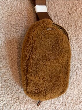 Lululemon Sherpa belt bag
